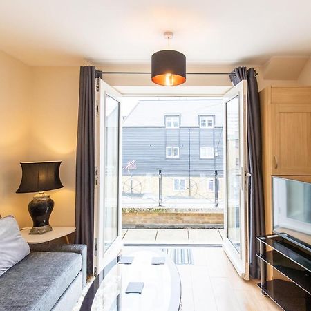 1-Bedroom Apartment With Balcony, Hoddesdon Kültér fotó