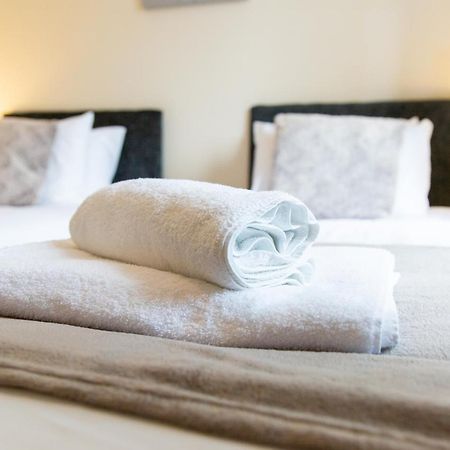 1-Bedroom Apartment With Balcony, Hoddesdon Kültér fotó