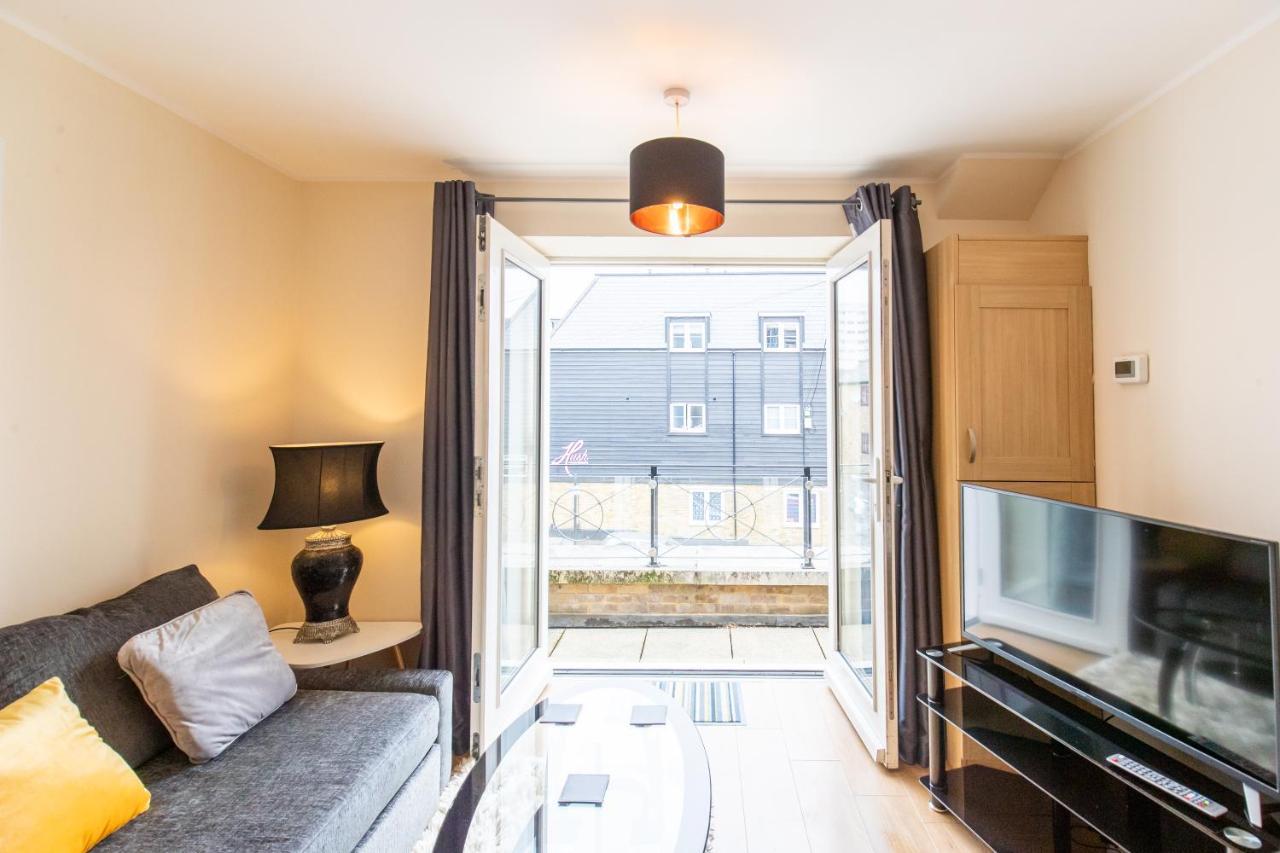 1-Bedroom Apartment With Balcony, Hoddesdon Kültér fotó