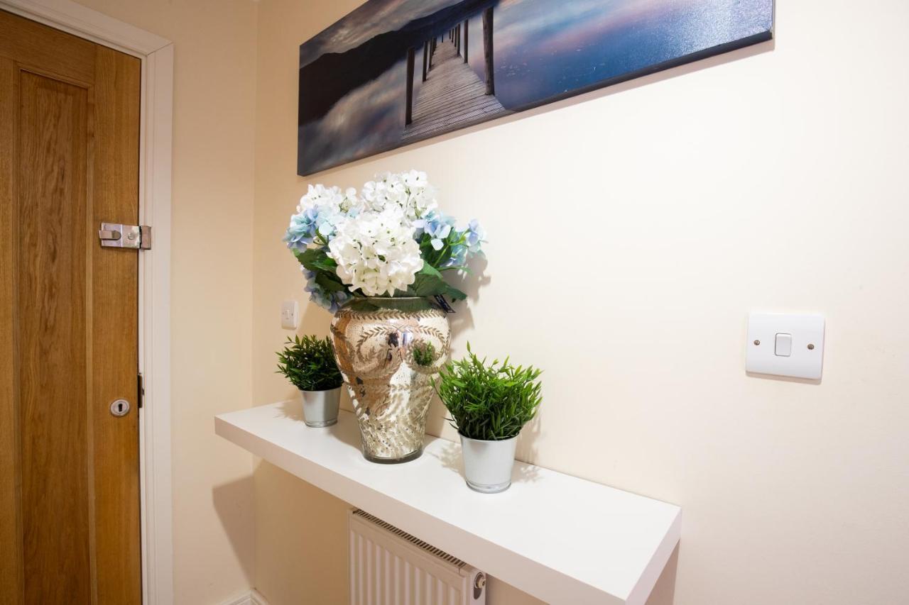1-Bedroom Apartment With Balcony, Hoddesdon Kültér fotó