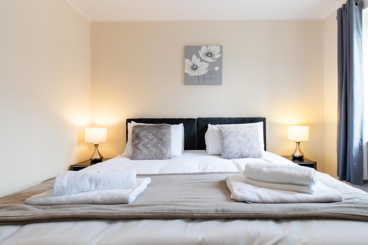 1-Bedroom Apartment With Balcony, Hoddesdon Kültér fotó