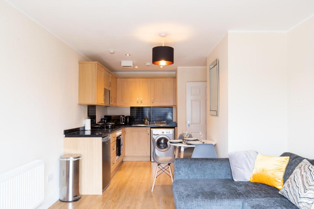 1-Bedroom Apartment With Balcony, Hoddesdon Kültér fotó
