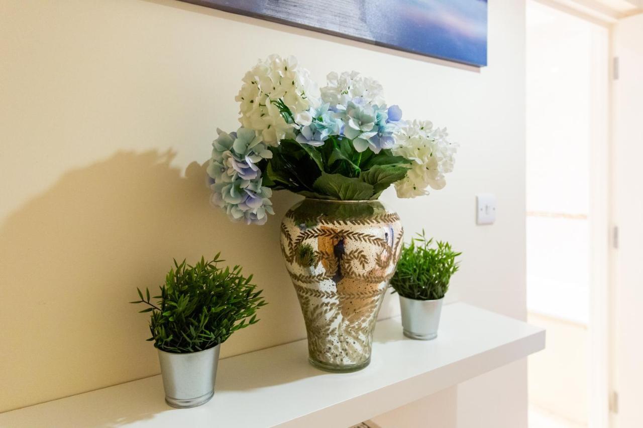 1-Bedroom Apartment With Balcony, Hoddesdon Kültér fotó