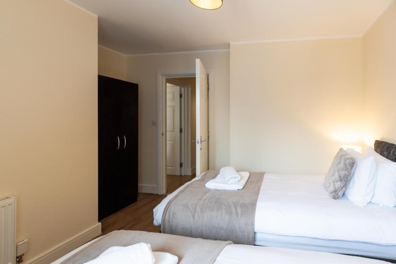 1-Bedroom Apartment With Balcony, Hoddesdon Kültér fotó