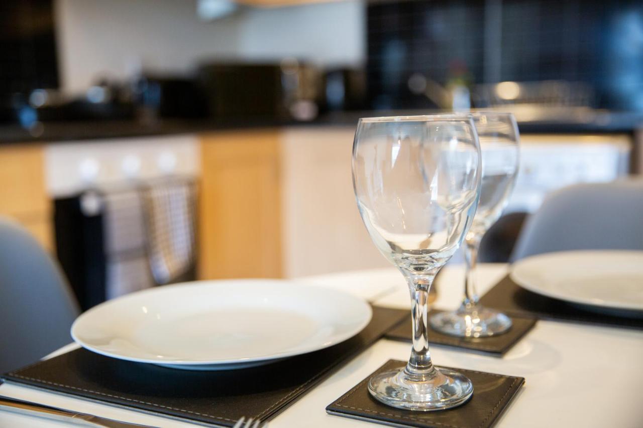 1-Bedroom Apartment With Balcony, Hoddesdon Kültér fotó