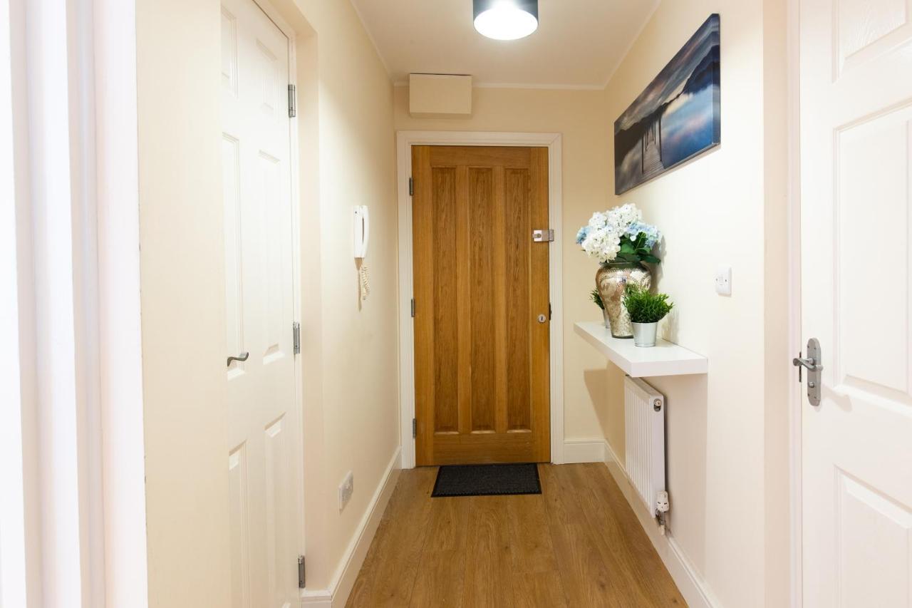 1-Bedroom Apartment With Balcony, Hoddesdon Kültér fotó