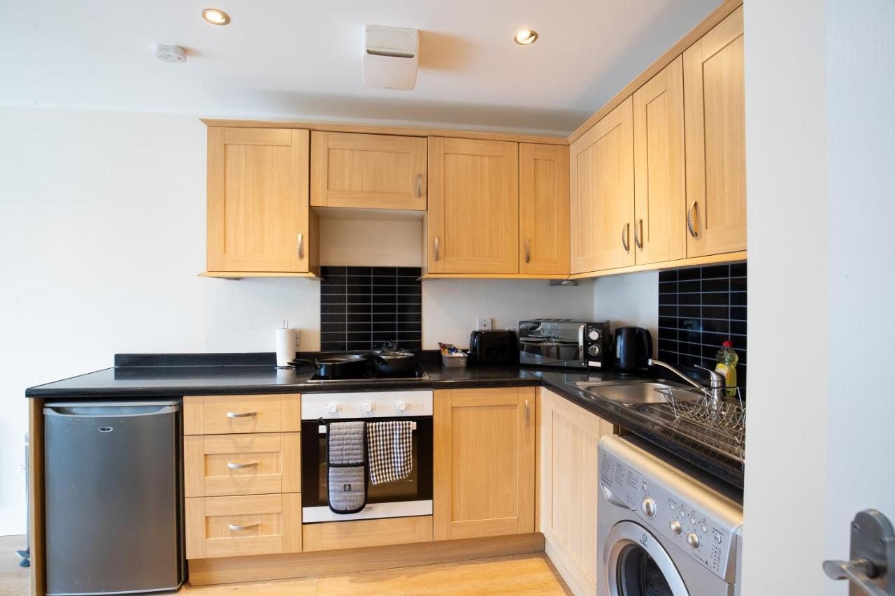 1-Bedroom Apartment With Balcony, Hoddesdon Kültér fotó