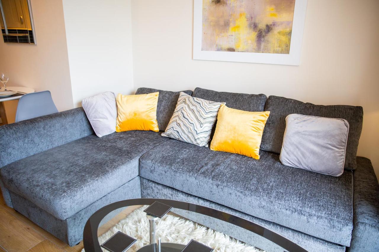 1-Bedroom Apartment With Balcony, Hoddesdon Kültér fotó