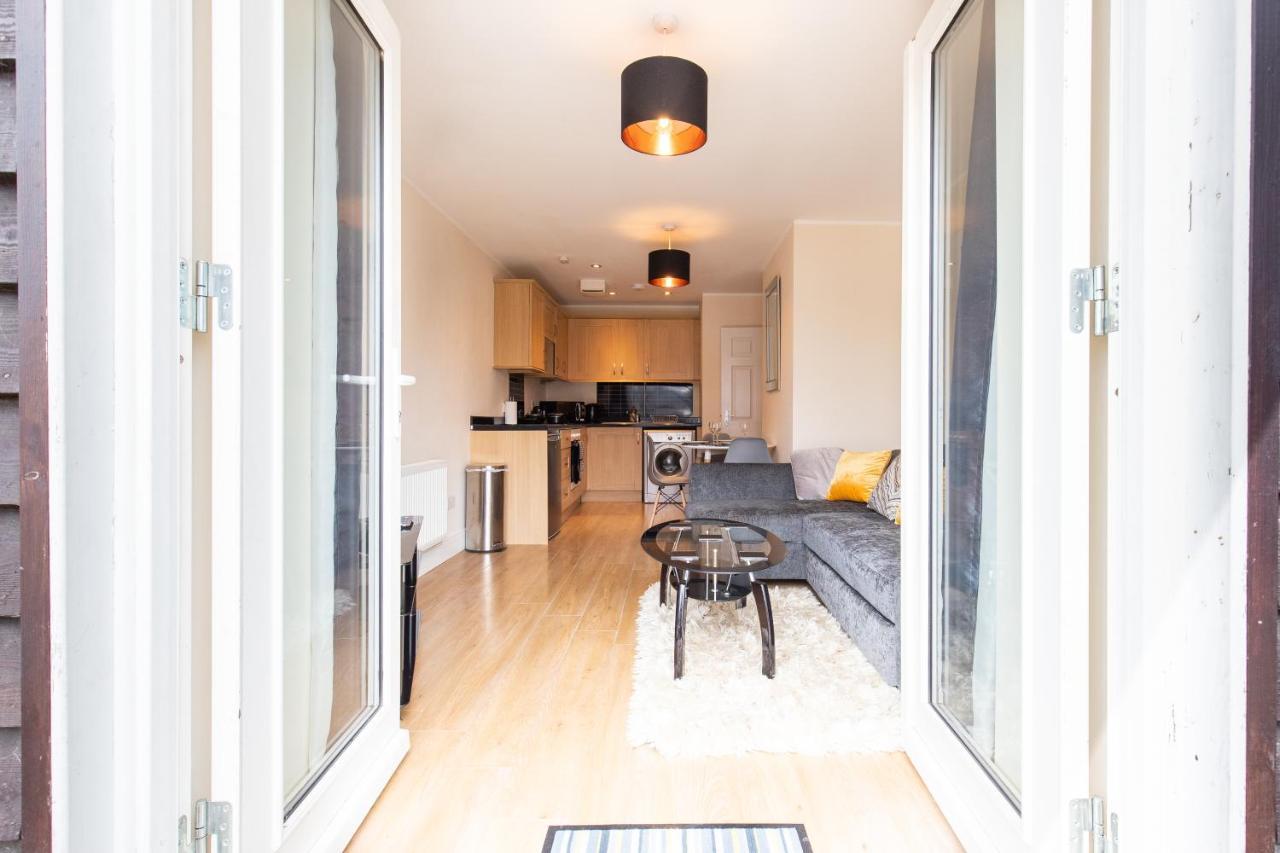 1-Bedroom Apartment With Balcony, Hoddesdon Kültér fotó