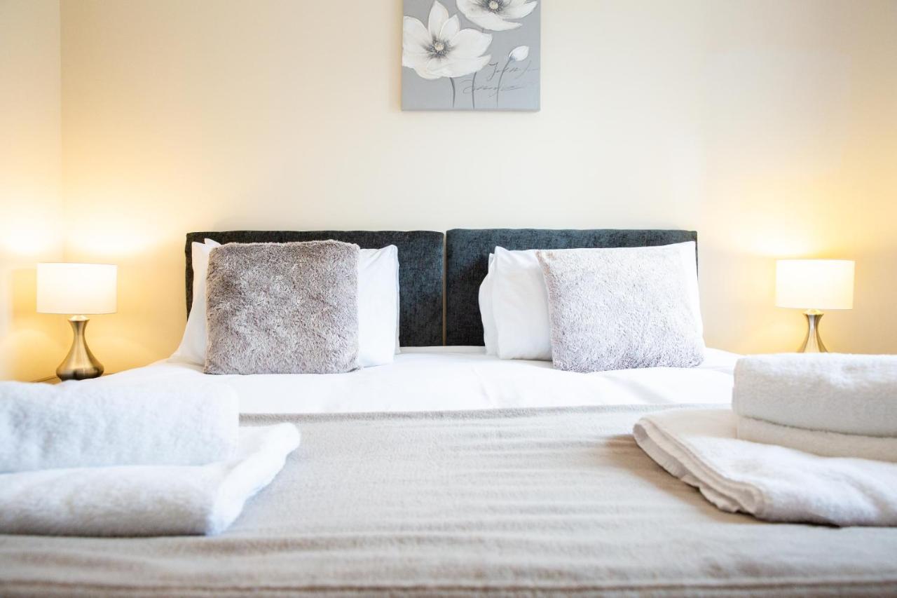 1-Bedroom Apartment With Balcony, Hoddesdon Kültér fotó