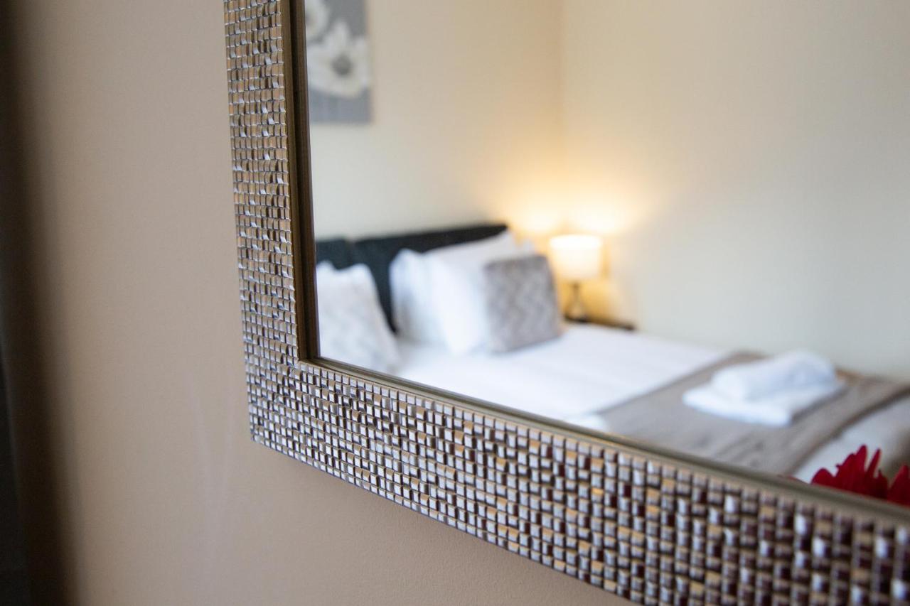 1-Bedroom Apartment With Balcony, Hoddesdon Kültér fotó